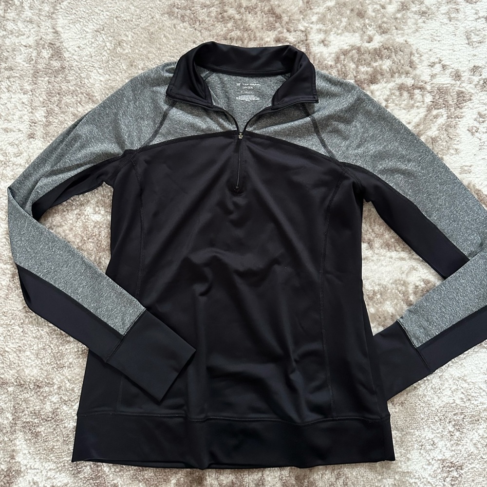 5/$30✨ Women’s Tek Gear long sleeve two toned black & gray top | medium